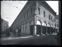 Veduta d'angolo del palazzo dell'Archiginnasio tra la piazza Galvani e la via Farini: Bologna