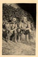 Mario Biavati con un compagno d'arme nell'atto di fumare: Eritrea: 1936
