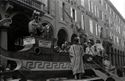 Via Indipendenza - Sfila il gruppo goliarico greco - 1957