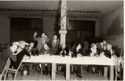 [Gruppo di goliardi a tavola per la pace dei cento anni fra l'università di Bologna e Modena: Castelfranco Emilia: 1946]