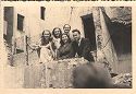 Festa delle matricole: Bologna, giugno 1948: studenti che assistono alla sfilata dalle rovine