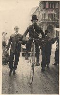 Festa delle matricole: Bologna, 18 febbraio 1947: Sergio Sacchetti sfila su un biciclo