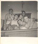Gruppo di studenti in una stanza d'albergo: Parigi: 1952