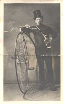 Sergio Sacchetti in posa con biciclo