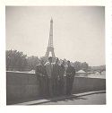 Cinque studenti a Parigi davanti alla Tour Eiffel: 1952