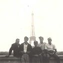 Sergio Busi con quattro studenti a Parigi davanti alla Tour Eiffel: 1952