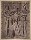 Philae: tempio di Iside: particolare con Ptolemy Energetes 2. tra le sorelle Isis e Nephthys