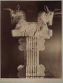 Epoque assyrienne: chapiteau intèrieur del apadana, palais d'Artaxerxes Memnon (Louvre) ...