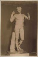 [Statua marmorea di un atleta con fascia che gli cinge la testa in segno di vittoria, versione del Diadoumenos di Policleto: proviene da Vaison: British Museum, 500: Londra]