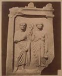 Stele funeraria di epoca romana con donna con sistro nella mano destra: museo archeologico nazionale: Atene