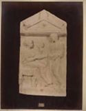 [Stele funeraria in marmo pentelico raffigurante Mika e Dione trovata a Dipylon: museo archeologico nazionale: Atene]