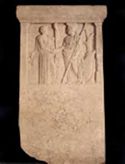 Stele raffigurante la relazione d'amicizia tra Artemide ed Atena: museo dell'Acropoli: Atene