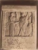 Stele raffigurante la relazione d'amicizia tra Artemide ed Atena: museo dell'Acropoli: Atene
