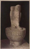 Parte inferiore di statua di donna vestita col peplo su basamento marmoreo: museo dell'Acropoli: Atene