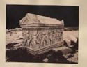 Sarcofago con putti musicanti sul lato maggiore, un guerriero, Pegaso e un leone sul lato minore: museo archeologico nazionale: Atene