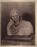Mezzo busto di donna piangente che decorava una tomba: museo archeologico nazionale: Atene