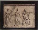 Bassorilievo con storia di Apollo e Marsia trovato a Mantinea: museo archeologico nazionale: Atene