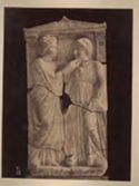 Stele funeraria trovata ad Atene con madre che accarezza la figlia: museo archeologico nazionale: Atene