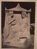 Stele funeraria in marmo pentelico di Demostrate e Ameiniche trovata a Dipylon: museo archeologico nazionale: Atene