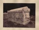 Sarcofago con la caccia del leone sul lato maggiore e una sfinge sul lato minore: museo archeologico nazionale: Atene