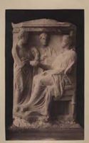 Stele funeraria di Mnesistrate seduta e la figlia Kleostrate con al centro una schiava: museo archeologico nazionale: Atene