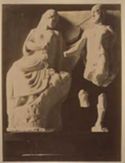 Metope proveniente dal lato occidentale del tempio di Zeus con Eracle che uccide gli uccelli stinfalidi e li dona ad Atena che lo ha aiutato: museo archeologico: Olimpia