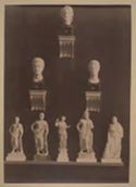 Una testa femminile di epoca greca in alto, due teste maschili di epoca romana nel mezzo e quattro statuette di Asclepios e una di Igea provenienti da Epidauro in basso: museo archeologico nazionale: Atene