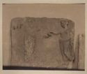 Stele raffigurante una giovane donna che offre una libagione ad Apollo Citaredo: museo archeologico: Sparta
