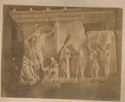 Rilievo proveniente dal tempio di Asclepio con il dio seduto e Igea in piedi vicino a lui mentre ricevono doni: museo dell'Acropoli: Atene