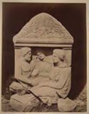 Stele funeraria di epoca ellenica di Dexikrateia che seduta stringe la mano a Dion con in mezzo Lysistrate: museo archeologico nazionale: Atene