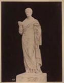 Statua in marmo pentelico di Aristonoe, sacerdotessa di Nemesis, proveniente dal tempio di Themis a Ramnas: museo archeologico nazionale: Atene