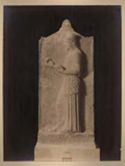 [Stele funeraria trovata vicino a Tebe di Anfotto che tiene in mano una mela: museo archeologico nazionale: Atene]