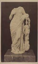 Statua piccola di Afrodite in marmo pario trovata a Milo: museo archeologico nazionale: Atene