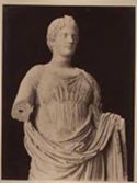 Statua colossale di Temi in marmo pentelico trovata a Ramnus: museo archeologico nazionale: Atene