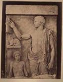 Stele funeraria in marmo pentelico di un giovane: museo archeologico nazionale: Atene