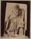 Stele funeraria trovata a Tespiai di Zopyra che offre un uccellino alla sua bambina: museo archeologico nazionale: Atene