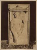 Stele funeraria di Filodemo con lo strigilo nella mano destra in marmo pentelico: museo archeologico nazionale: Atene
