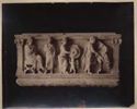 Sarcofago numero 1189: facciata maggiore con Bellarofonte mentre abbevera Pegaso: museo archeologico nazionale: Atene
