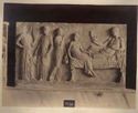 [Rilievo marmoreo con Dioniso sdraiato, una ragazza seduta ai suoi piedi e tre attrici con maschere e timpani: museo archeologico nazionale: Atene]