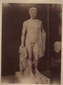 Statua di Ermes di epoca romana in marmo pentelico trovata a Troezen: museo archeologico nazionale: Atene