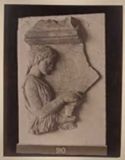 Stele frammentaria raffigurante una ragazza che tiene in mano una coppella: museo archeologico nazionale: Atene