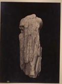 Statua in marmo pario di età arcaica: museo archeologico nazionale: Atene