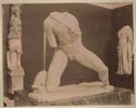 Statua in marmo pario di un guerriero combattente trovata a Delo: museo archeologico nazionale: Atene