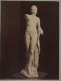 Statua in marmo pentelico di scuola alessandrina trovata a Lamia: museo archeologico nazionale: Atene