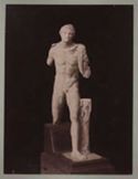 Statua di un giovane di periodo romano in marmo pentelico trovata ad Atene: museo archeologico nazionale: Atene