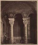Due colonne con capitelli traforati che sostengono tre archi al di sopra dei quali è una lunetta decorata a mosaico: basilica di S. Vitale: Ravenna