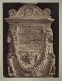 Frammento di una tomba o di un altare con iscrizione dedicatoria ai Volusii