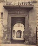 Roma: palazzo del Governo Vecchio o Nardini: portale marmoreo con locandina del teatro Argentina