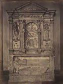 Tomba di Costanza madre di Giacomo Ammannati Piccolomini: cortile dell'ex convento degli Agostiniani: Roma