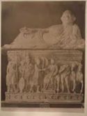 Volterra: museo nazionale: urna cineraria Romano-Etrusca, rappresentante le Amazzoni innanzi a Priamo